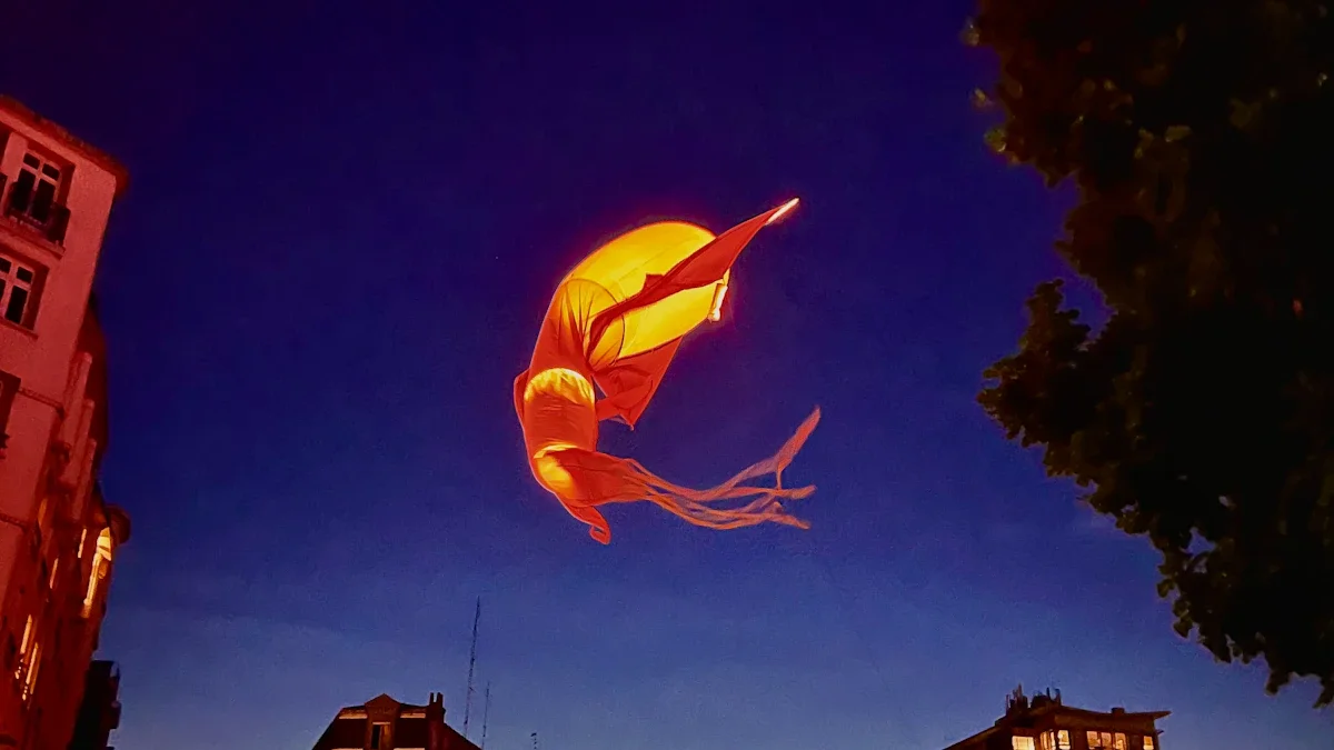 Un cerf-volant lumineux en forme de méduse survolant les bâtiments de la ville.