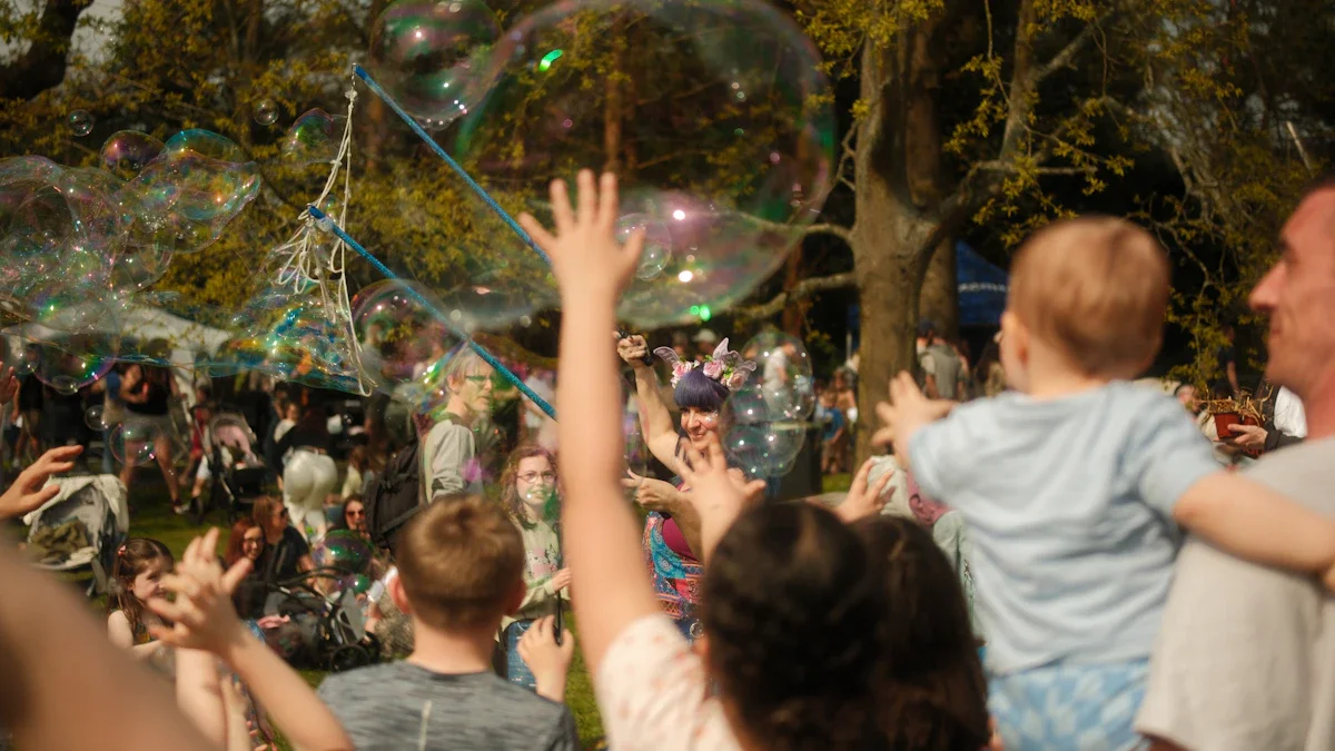 Des enfants tendant les bras pour attraper des bulles de savon géantes lors d'un rassemblement en extérieur.