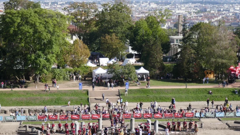 Vue d'un événement public et inclusif aux théâtres romains de Fourvière à Lyon.