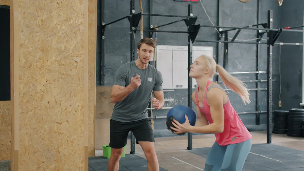Un entraîneur sportif conseille une athlète lors d'un exercice, illustrant le concept de formation dans le sport.