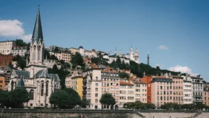 L'église Saint-Georges et les façades colorées du Vieux Lyon au pied de la colline.