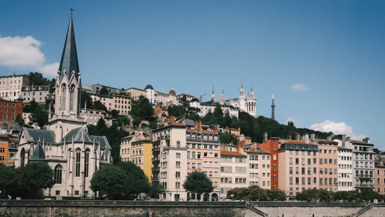 L'église Saint-Georges et les façades colorées du Vieux Lyon au pied de la colline.