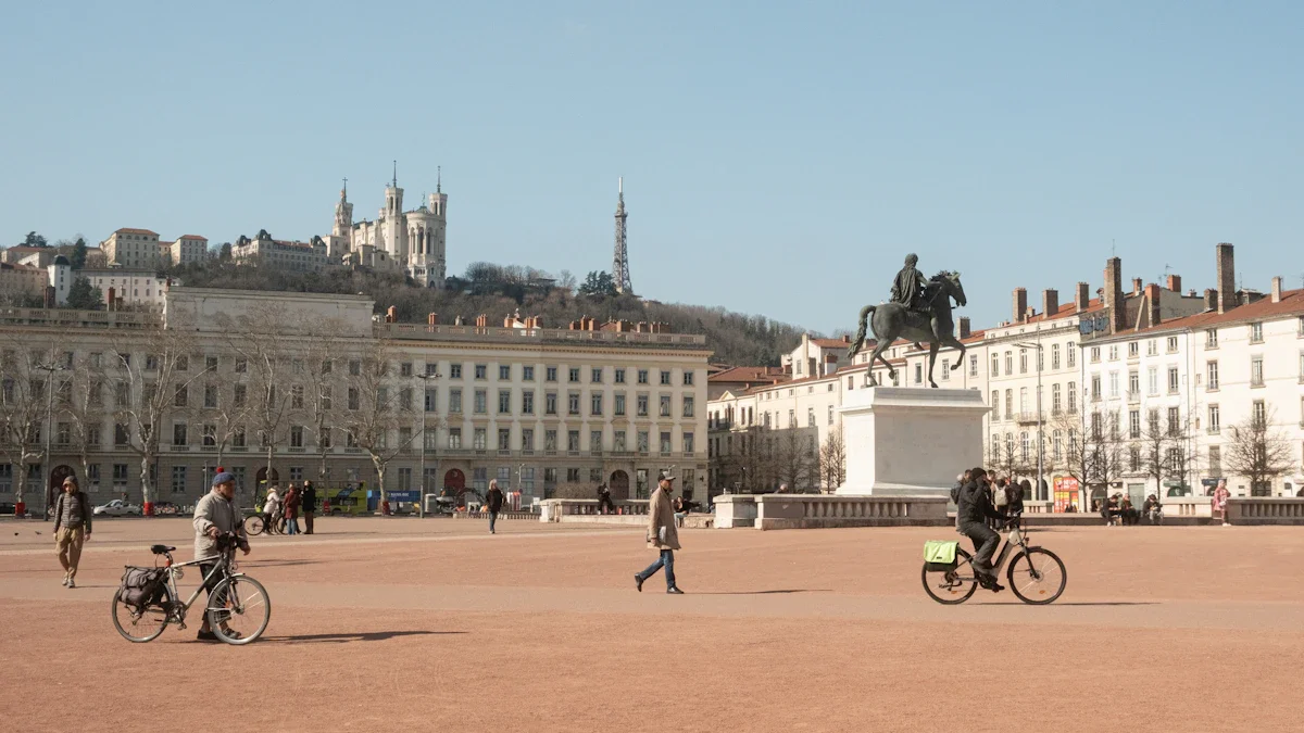 Vue panoramique de la place Bellecour à Lyon montrant des piétons et des cyclistes en journée.