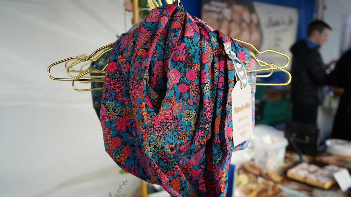 Une écharpe colorée à motifs floraux suspendue sur un cintre lors d'un événement.