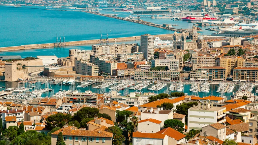 Vue panoramique aérienne du Vieux-Port de Marseille sous un ciel bleu dégagé.