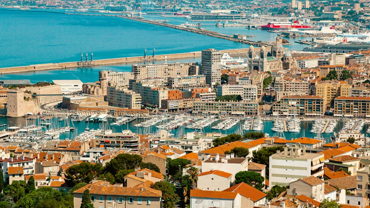 Vue panoramique aérienne du Vieux-Port de Marseille sous un ciel bleu dégagé.