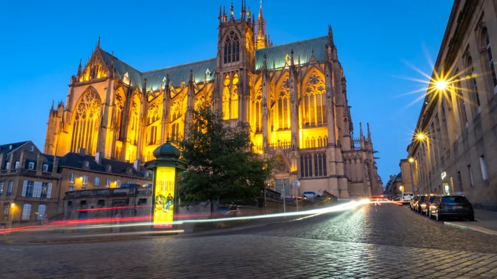 La cathédrale Saint-Étienne de Metz magnifiquement illuminée durant une soirée d'été.