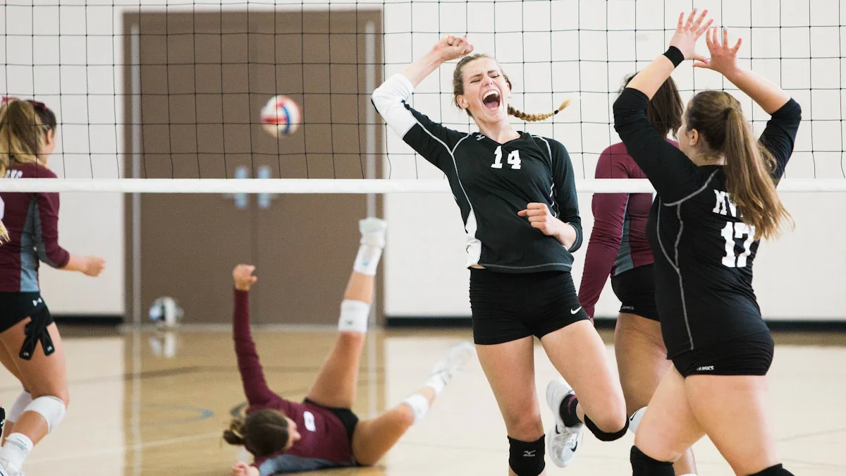 Une joueuse de volley-ball exulte de joie après une victoire, entourée de ses coéquipières.