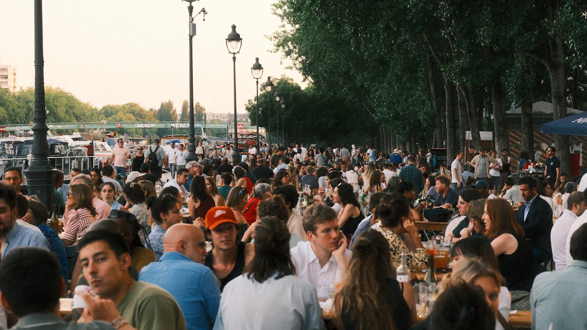 Une foule nombreuse profite d'un banquet en plein air à une terrasse animée à Paris.