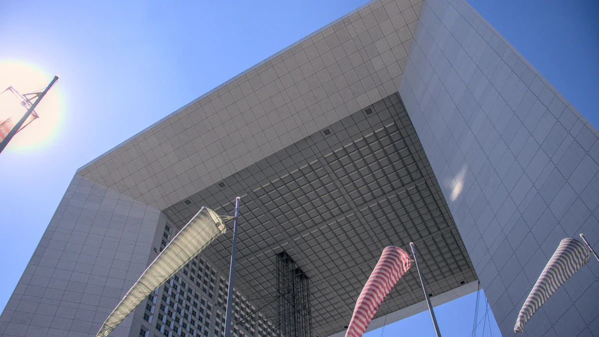 La Grande Arche de la Défense à Nanterre sous un ciel bleu