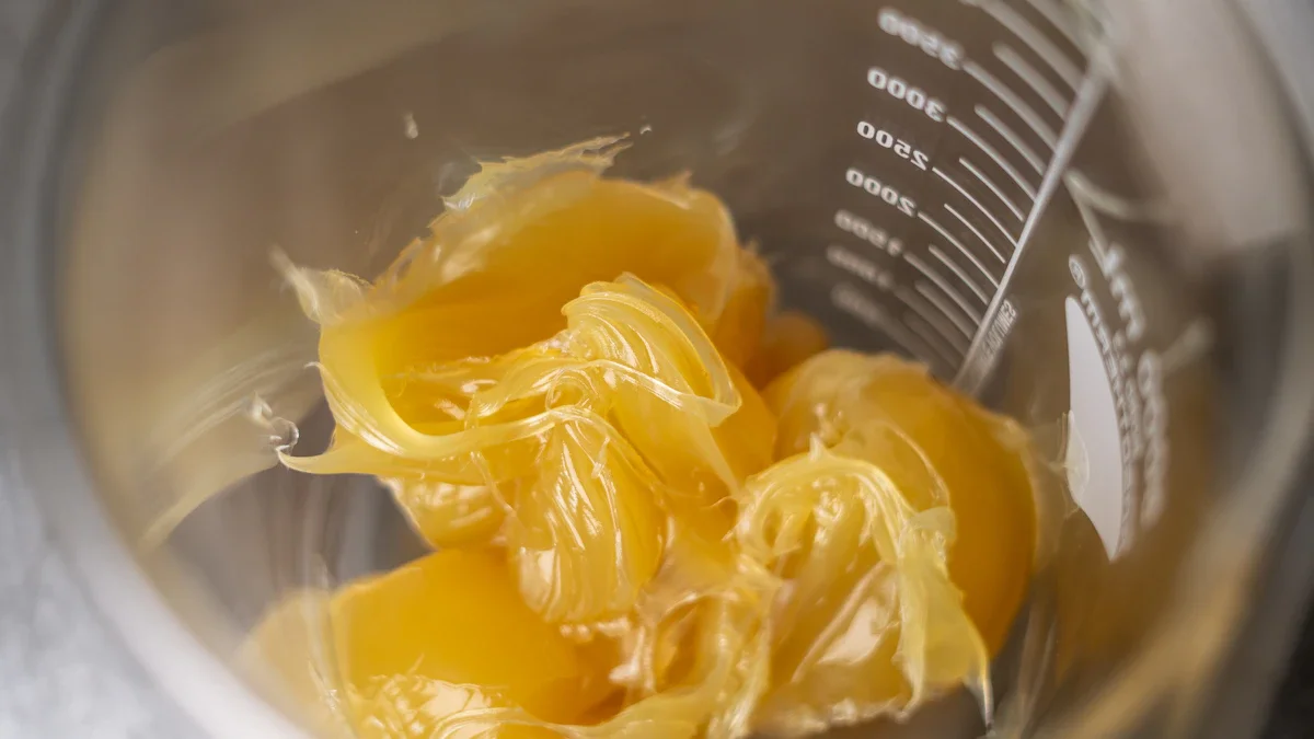 Préparation d'un baume à lèvres jaune dans un bécher gradué au sein d'un laboratoire cosmétique.