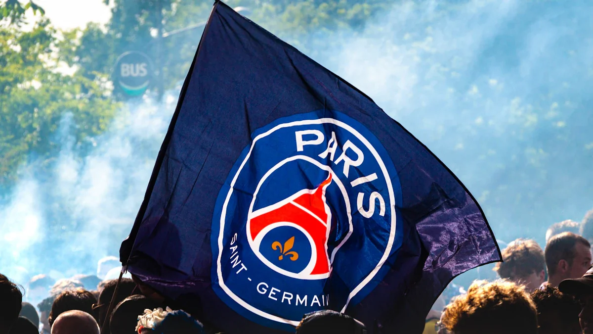 Un drapeau officiel du Paris Saint-Germain flottant au-dessus d'une foule de supporters passionnés.