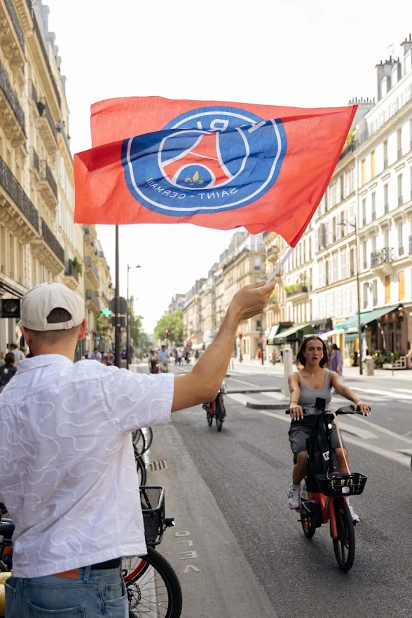 Paris célèbre le PSG champion d’Europe dans les rues