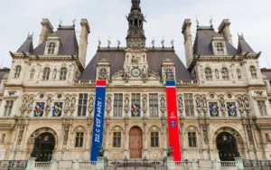Façade de l'Hôtel de Ville de Paris ornée de deux grandes bannières verticales aux couleurs du PSG.