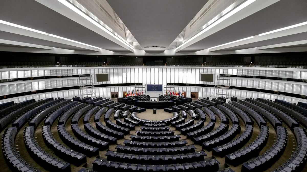 Vue aérienne de l'hémicycle parlementaire moderne avec des rangées de sièges circulaires.