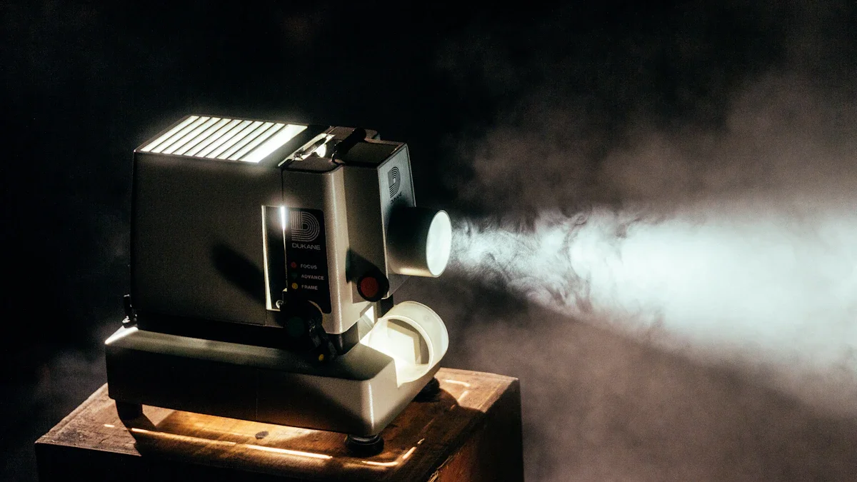 Un projecteur de cinéma vintage diffusant un faisceau de lumière intense dans l'obscurité, symbolisant le festival Confrontation.