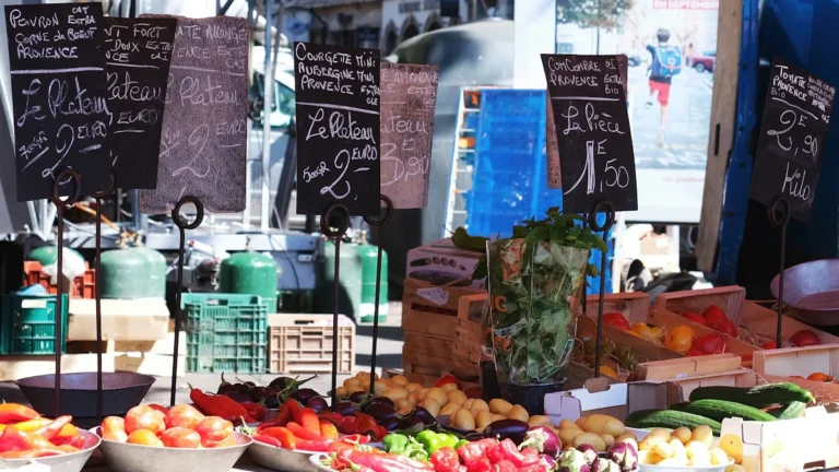 Étal de marché avec des prix affichés pour illustrer les bonnes affaires en centre-ville de Perpignan.
