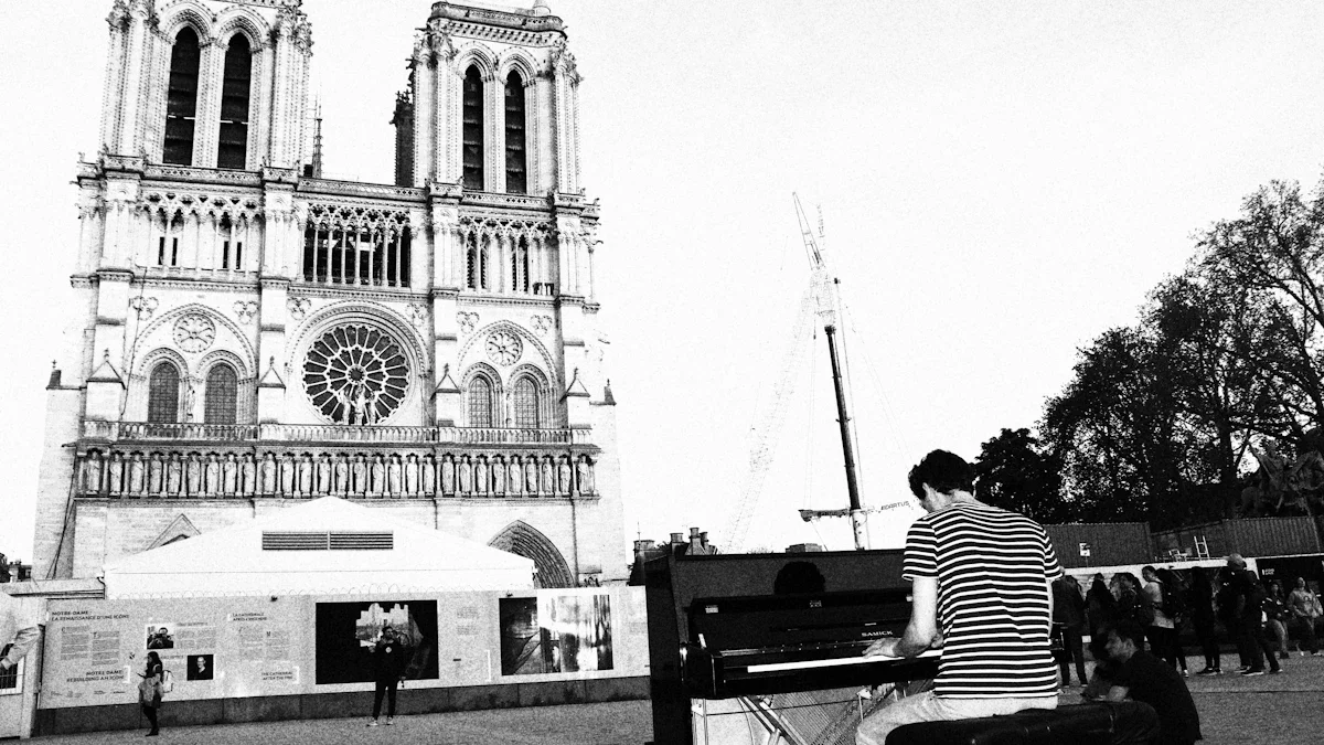 Un pianiste joue sur un piano droit en plein air devant la façade de Notre-Dame de Paris.