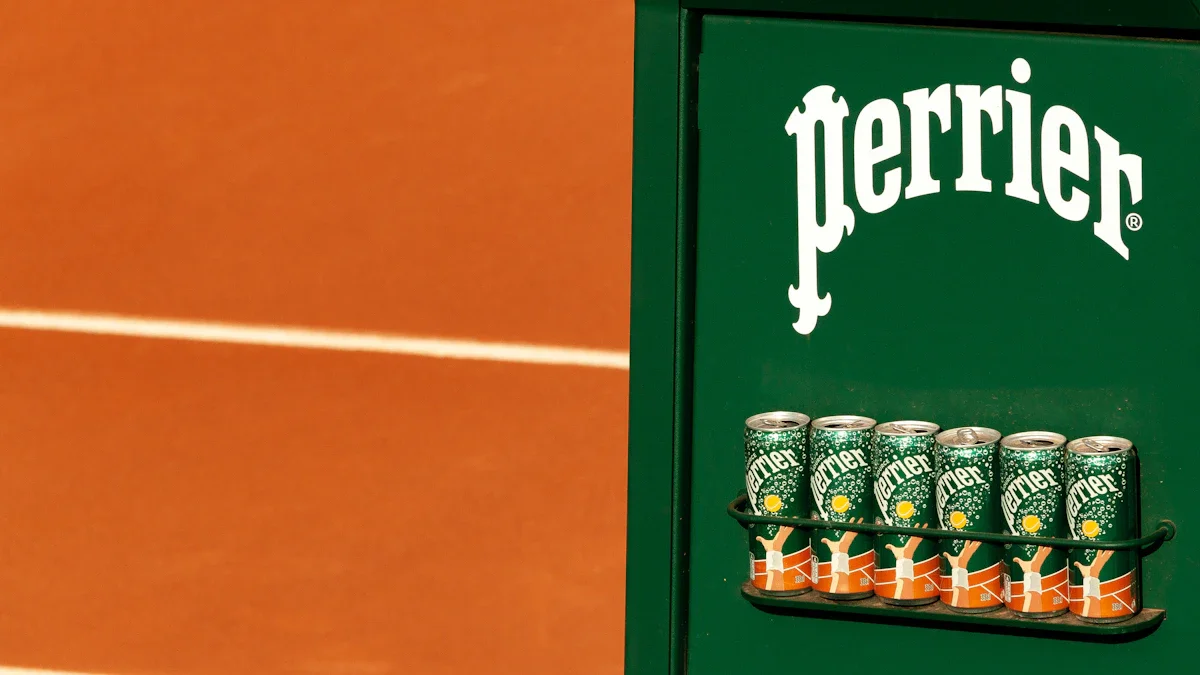 Canettes de Perrier sur un support vert iconique en bordure d'un court de terre battue.