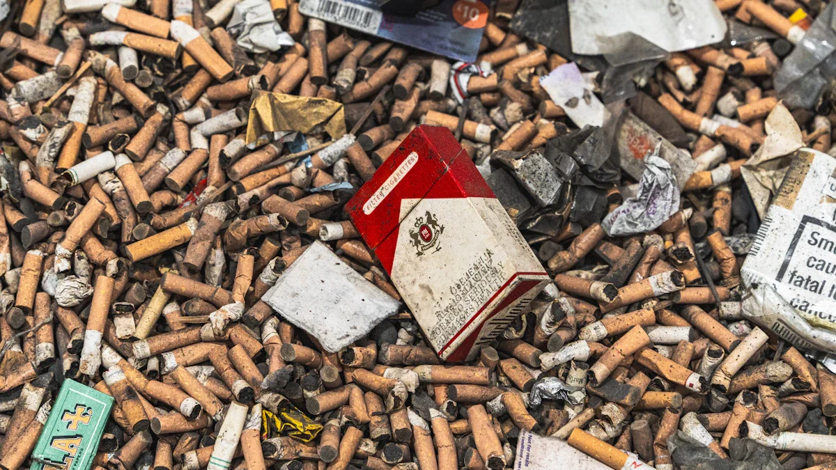 Une pile impressionnante de centaines de mégots de cigarettes usagés et de paquets froissés.