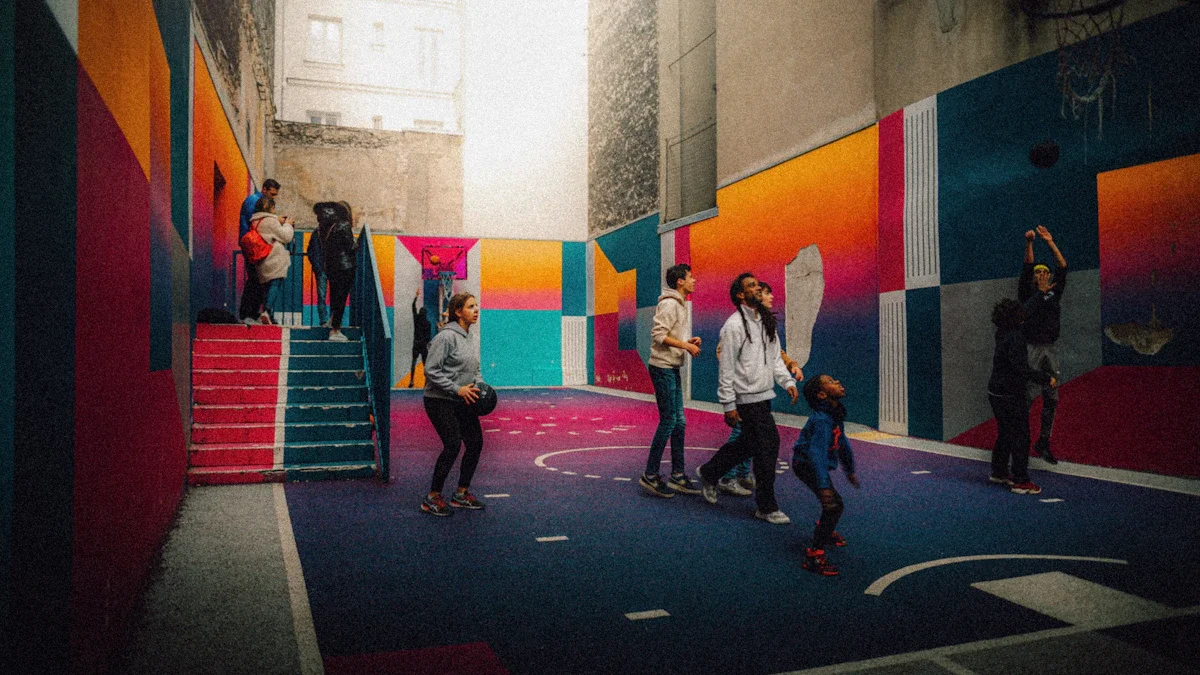 Un groupe de jeunes jouant au basket-ball sur un terrain urbain extrêmement coloré et artistique, illustrant le dynamisme des loisirs pour la jeunesse.