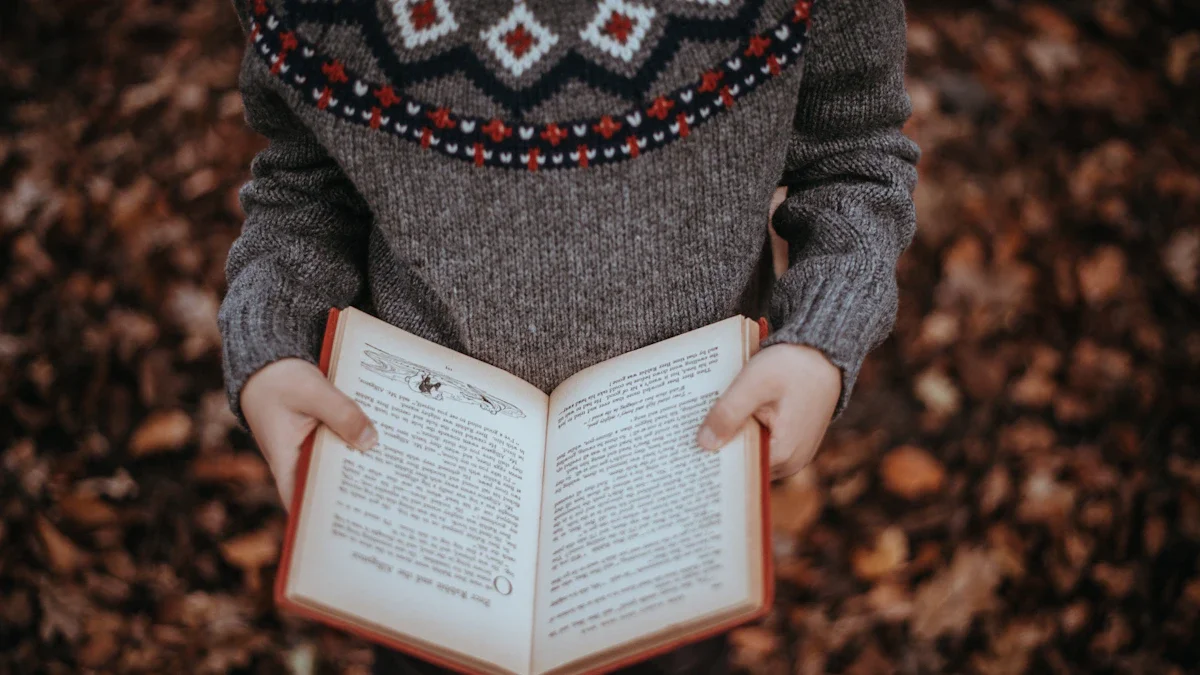 Un enfant tenant un livre ouvert, illustrant l'initiative de la ville de Saint-Denis d'offrir 16 000 livres aux écoliers.