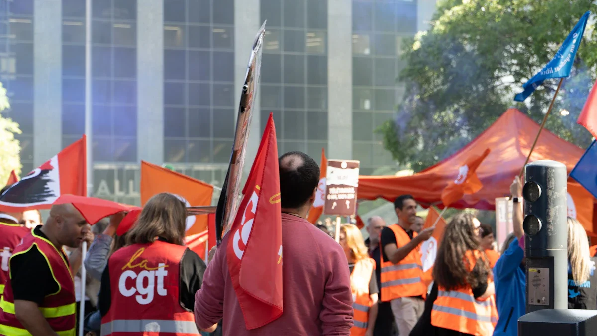 Manifestation à Saint-Denis avec des militants de la CGT s'opposant à l'expulsion de travailleurs.