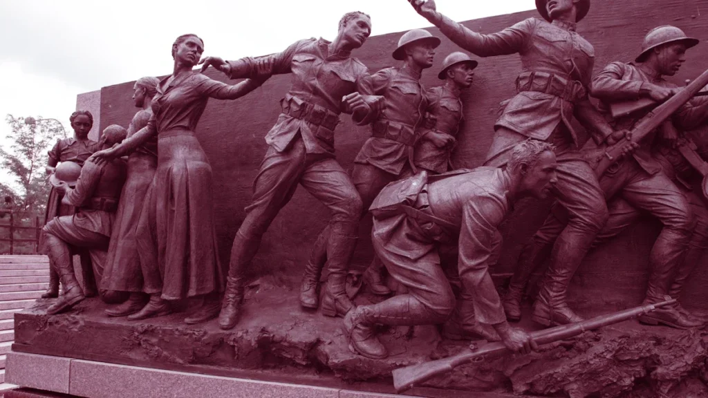 Une sculpture monumentale en bronze représentant des figures en mouvement, symbolisant le travail de mémoire collective.
