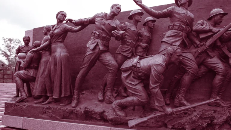 Une sculpture monumentale en bronze représentant des figures en mouvement, symbolisant le travail de mémoire collective.