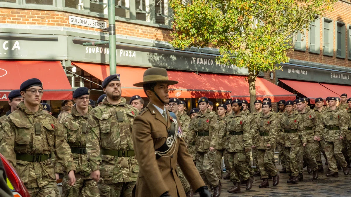 Militaires en uniforme défilant dans une rue pavée lors d'une marche commémorative.