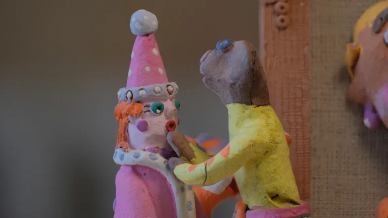 Deux personnages miniatures colorés évoquant une scène de conte pour les jeunes enfants à Créteil.