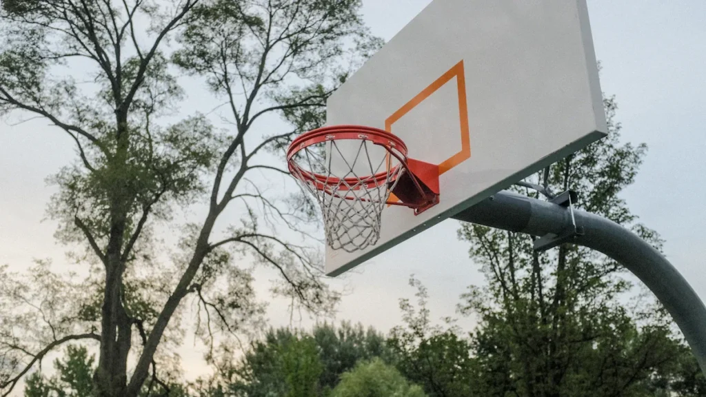 Un panier de basket-ball en plein air avec un ciel dégagé en arrière-plan, illustrant les activités sportives à Nanterre.