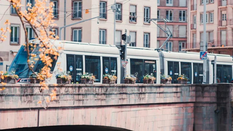 Un tramway moderne circulant sur un pont à Strasbourg, illustrant les solutions de transport pour les frontaliers entre la France et l'Allemagne.