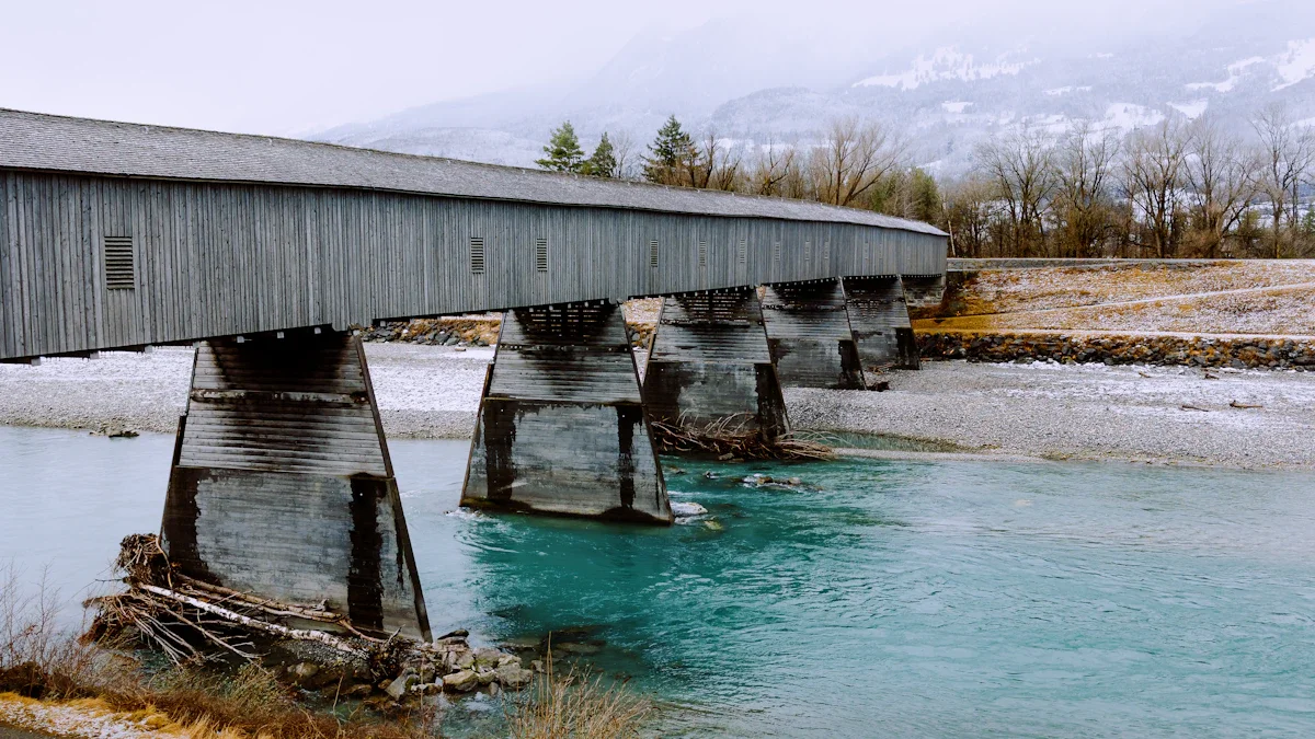 Un grand pont couvert en bois traversant le Rhin, illustrant le lien physique entre les deux rives.