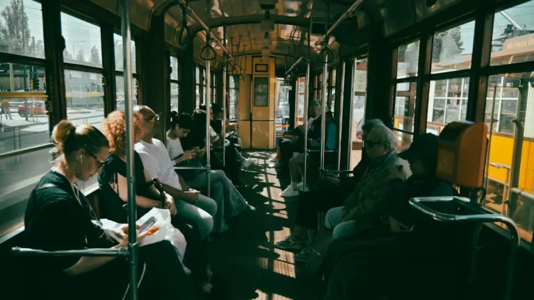 Passagers à bord d'un tramway illustrant le quotidien des frontaliers entre Strasbourg et Kehl.