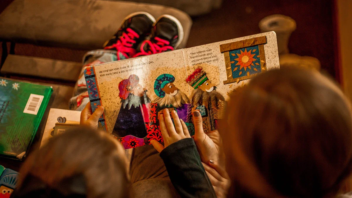 Vue de dessus de deux enfants découvrant ensemble les pages colorées d'un album illustré.