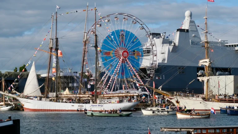 Rassemblement de voiliers de légende et navires modernes dans la rade de Toulon.
