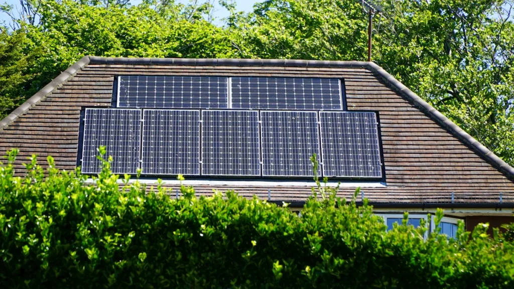 Gros plan de panneaux solaires monocristallins installés sur le toit d'un bâtiment moderne en Europe.