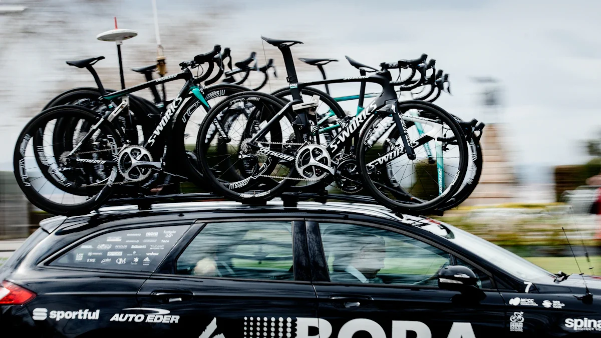 Voiture d'assistance technique avec des vélos de course sur le toit en mouvement.