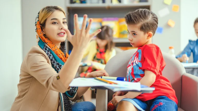 Une animatrice échange avec un enfant lors d'un atelier de philosophie à Tours pour stimuler sa réflexion.