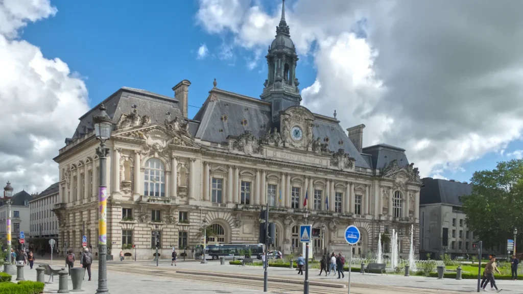 L'Hôtel de Ville de Tours sous un ciel printanier avec ses fontaines en activité.