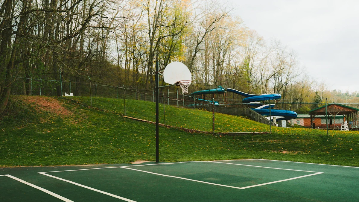 Un terrain de basket-ball en extérieur entouré d'arbres illustrant le futur complexe sportif lillois.