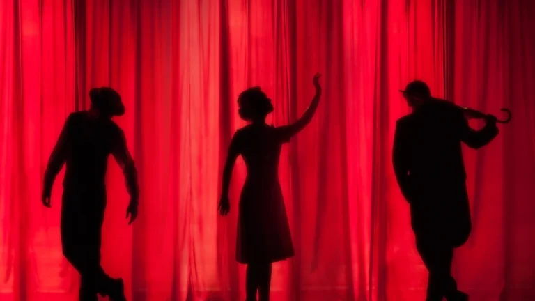 Trois silhouettes mystérieuses se découpent derrière un rideau de théâtre rouge intense, évoquant une atmosphère de thriller.