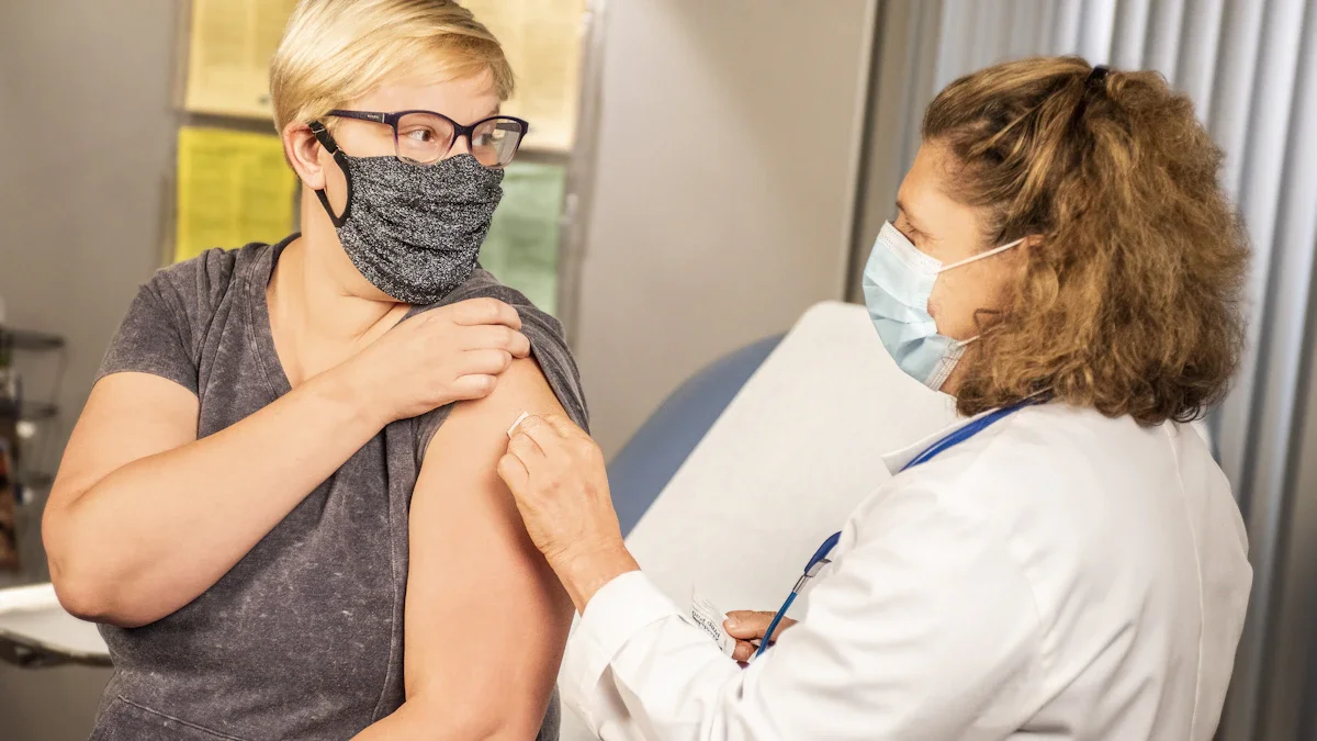 Une femme se fait vacciner par une infirmière masquée, illustrant la campagne de vaccination de la Croix-Rouge à Créteil.