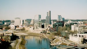 Vue panoramique de Vilnius avec ses gratte-ciel modernes bordant la rivière Neris par une journée ensoleillée.