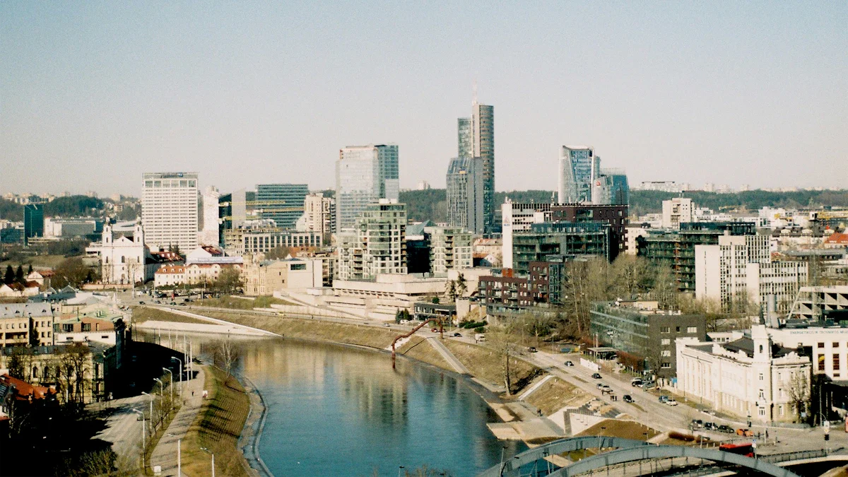 Vue panoramique de Vilnius avec ses gratte-ciel modernes bordant la rivière Neris par une journée ensoleillée.