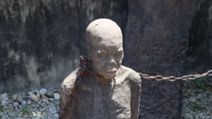 Statue d'un homme enchaîné symbolisant la mémoire de l'esclavage et le système colonial.