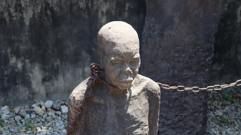 Statue d'un homme enchaîné symbolisant la mémoire de l'esclavage et le système colonial.