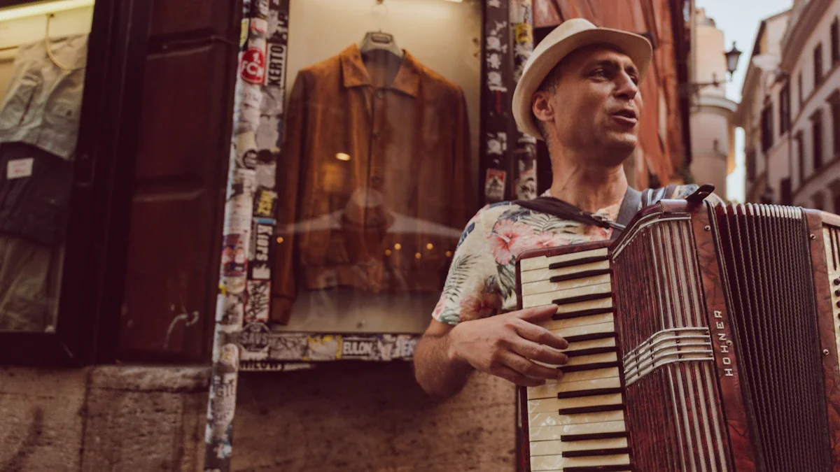 Un musicien jouant de l'accordéon dans une rue de Lille lors du festival Wazemmes l'accordéon.