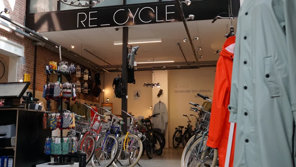 Intérieur d'un magasin de vélos et vêtements durables appelé Re-Cycle à Amsterdam.